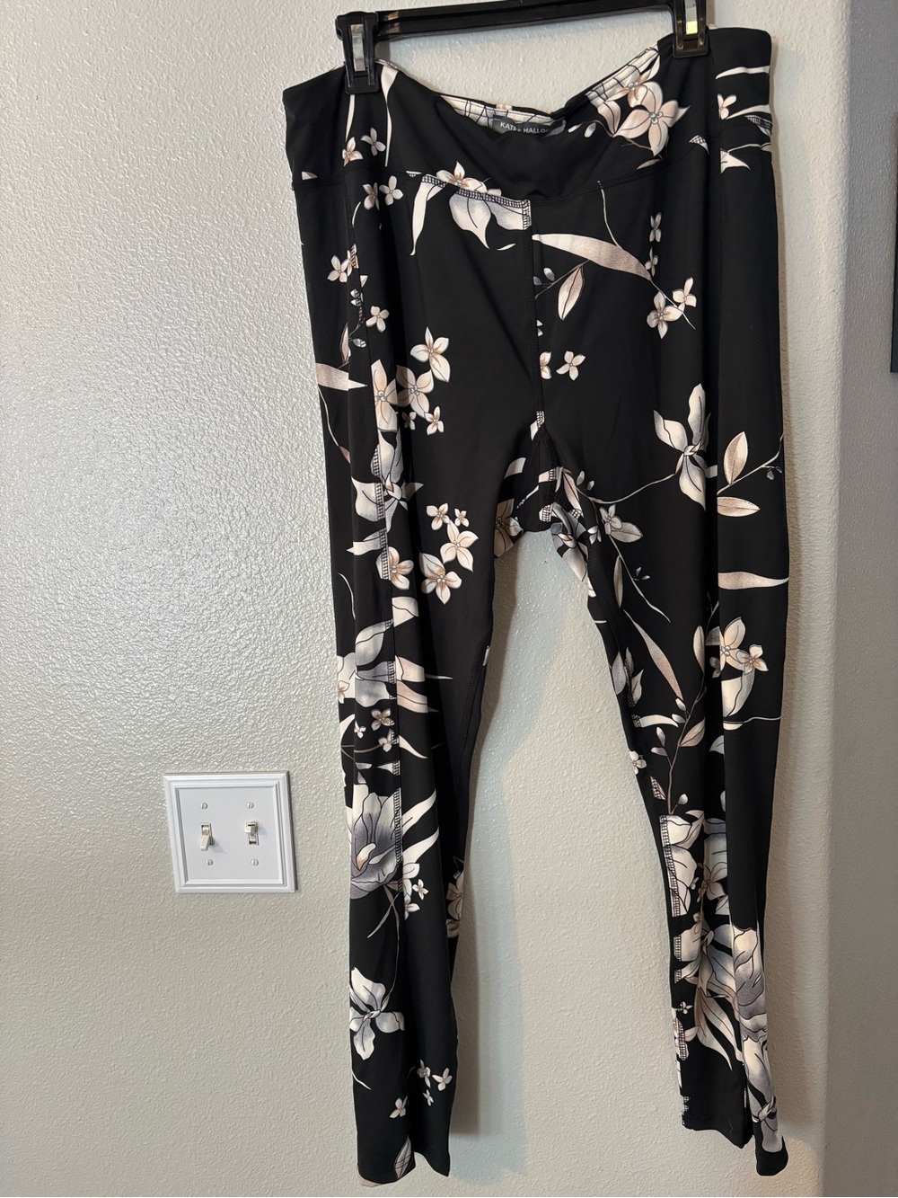 Kate & Mallory Plus Size 1X Floral Slimming Leggings Black White